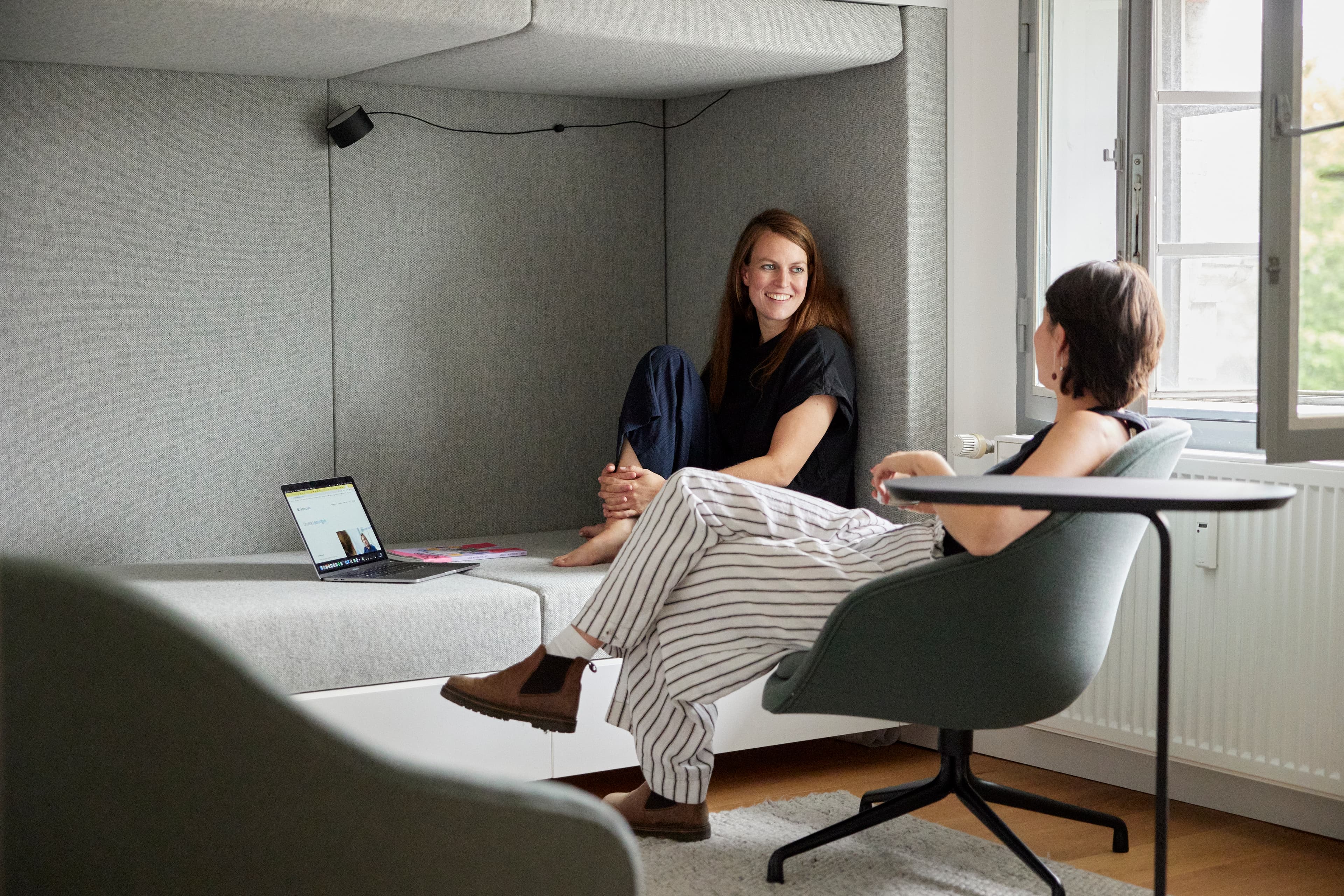 Photo of Elisa and Merle discussing things in the relaxation room