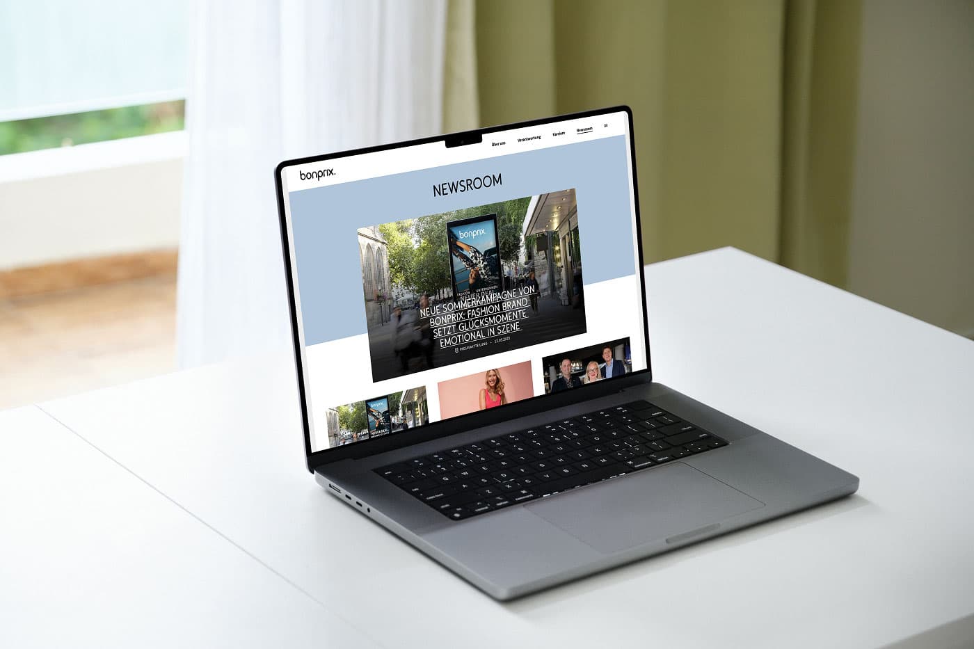 Laptop steht auf einem Tisch und zeigt den Newsroom von Bonprix Corporate