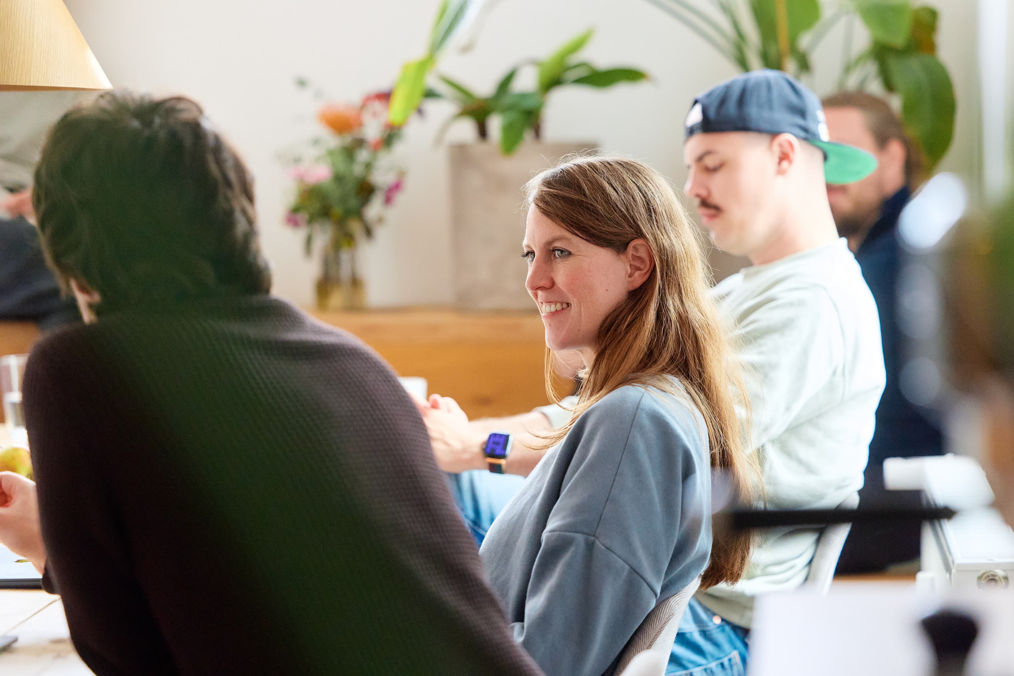 Gruppe an Menschen mit Scrum Master